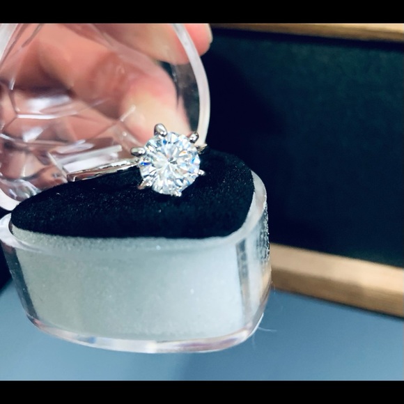 Women’s Wedding // Anniversary // Engagement Style - Fashion Ring Size 8.5 - Picture 2 of 5